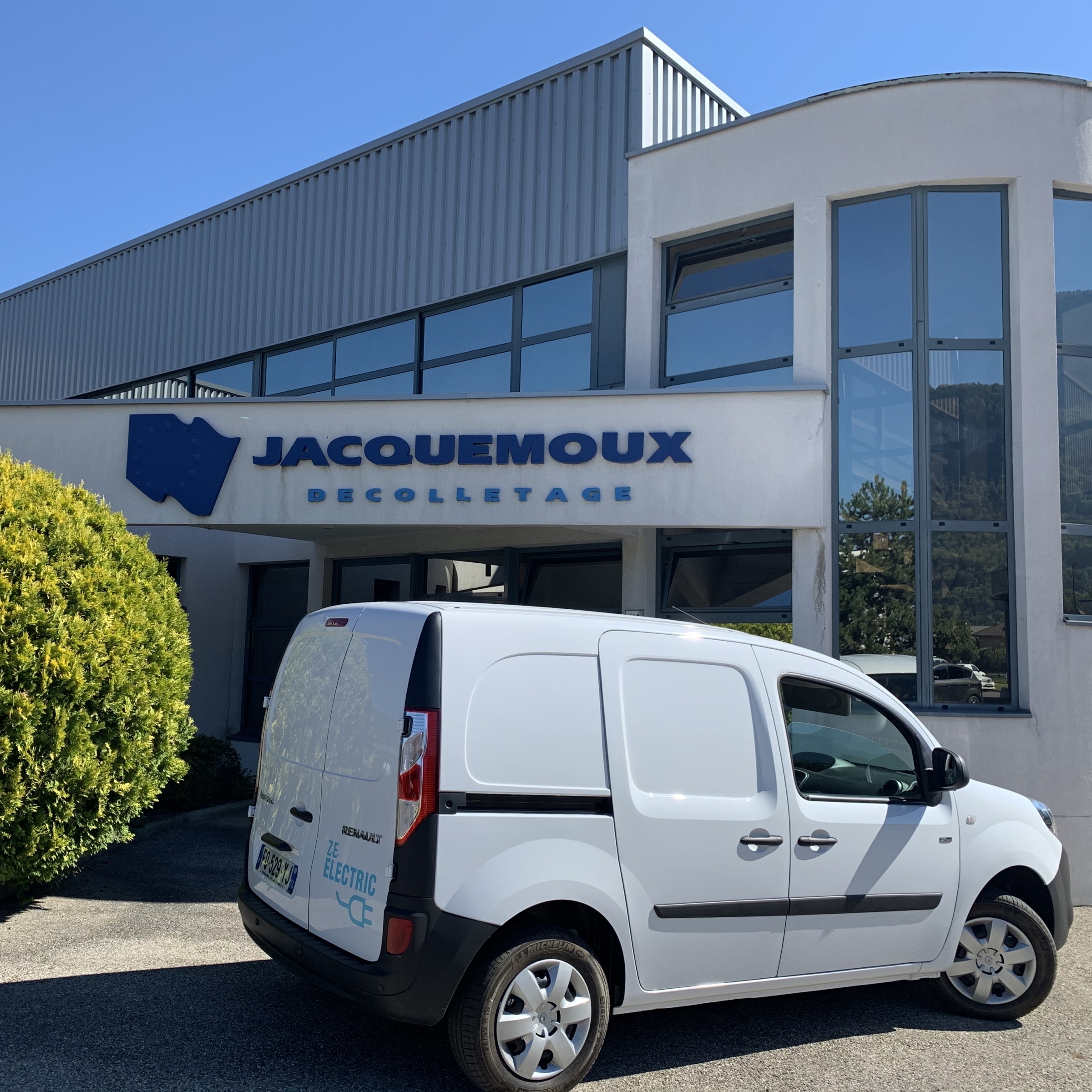 Bâtiment moderne Jacquemoux Décolletage avec véhicule électrique devant